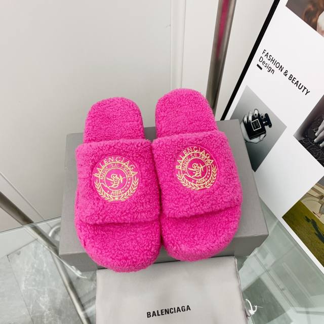 顶级版本 厚底真羊毛！新色！Balenciag 巴黎世家潮品毛拖 ！ 最新的 Political Campaign 徽标刺绣！高级感满满当当！ 欧美名媛 明星